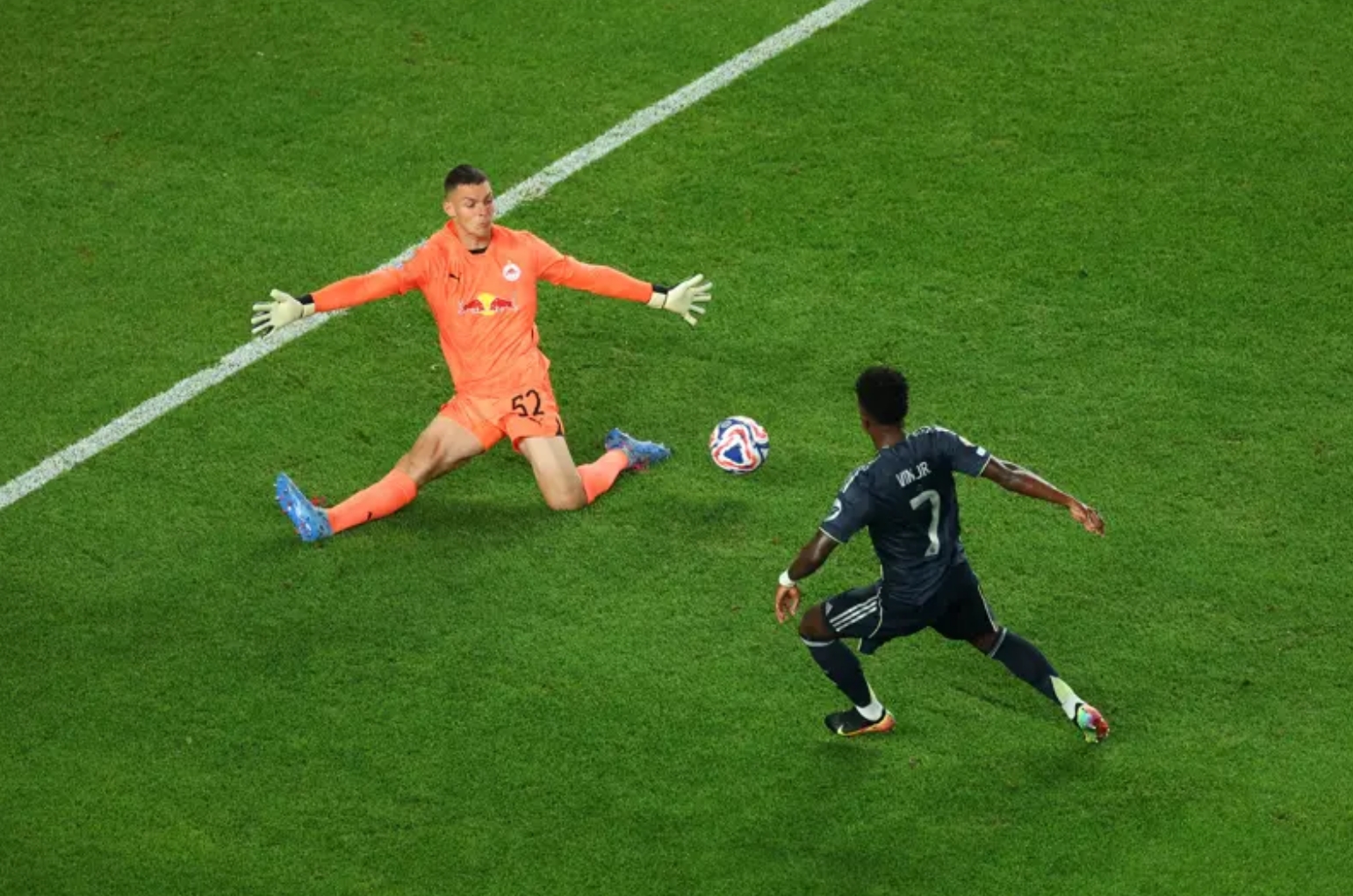 阿斯顿马丁完胜哈斯车队，阿隆索刷新纪录