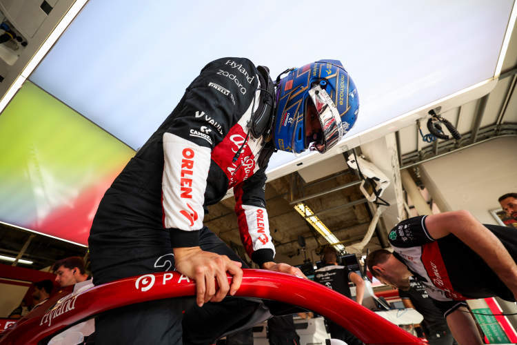 红牛二队轻取哈斯车队，周冠宇刷新纪录