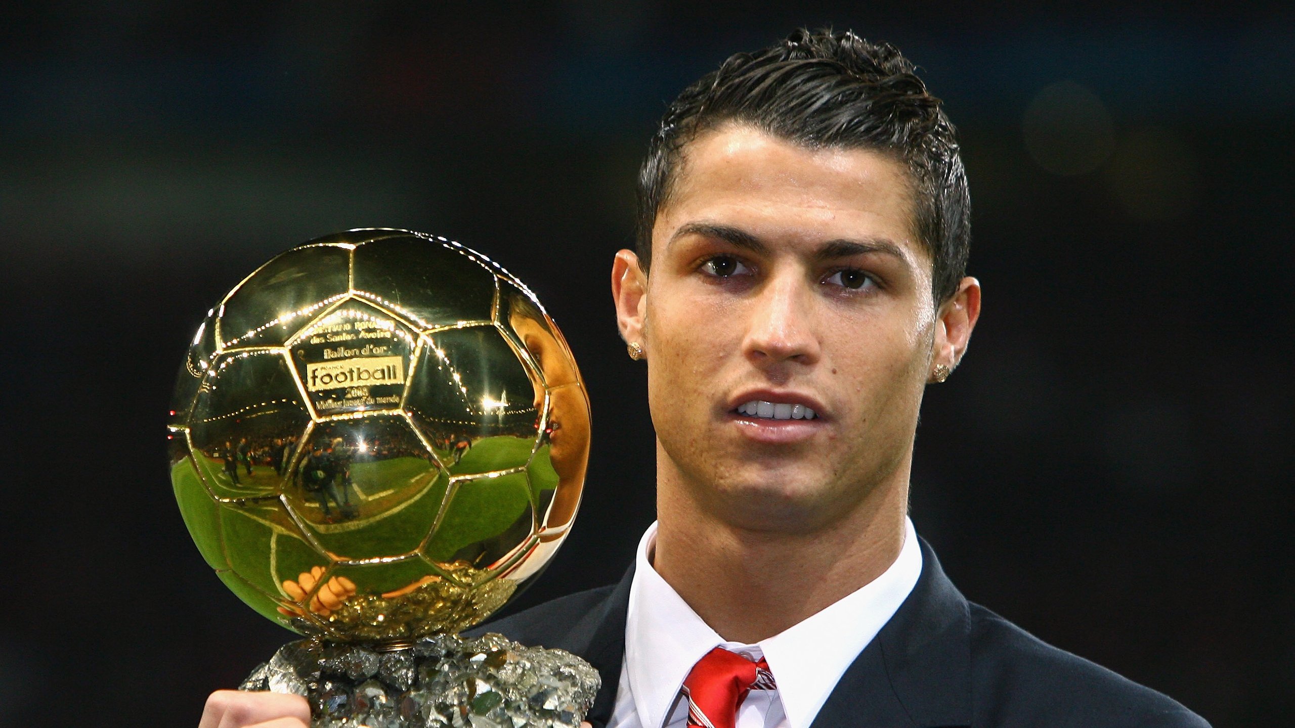 德甲争冠战焦点战，当佛罗伦萨的紫百合在南非的土壤中倔强突围