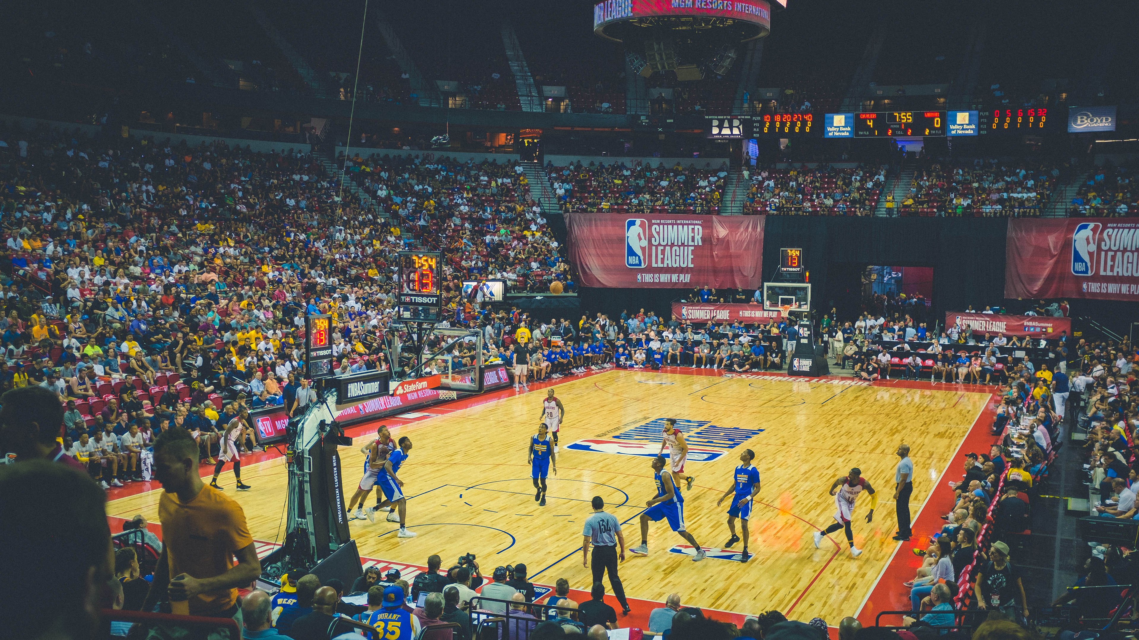 欧冠淘汰赛焦点战，北京队全面压制猛龙，战术纪律铸就压倒性胜利